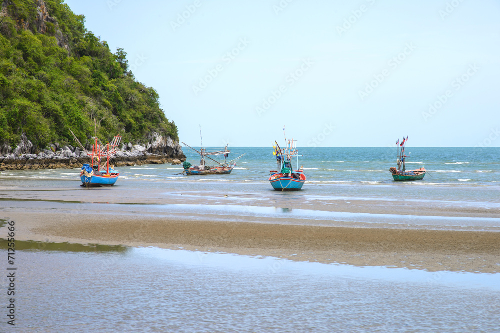 Obraz premium fisherman long tail boat (fishing boat) park at the beach