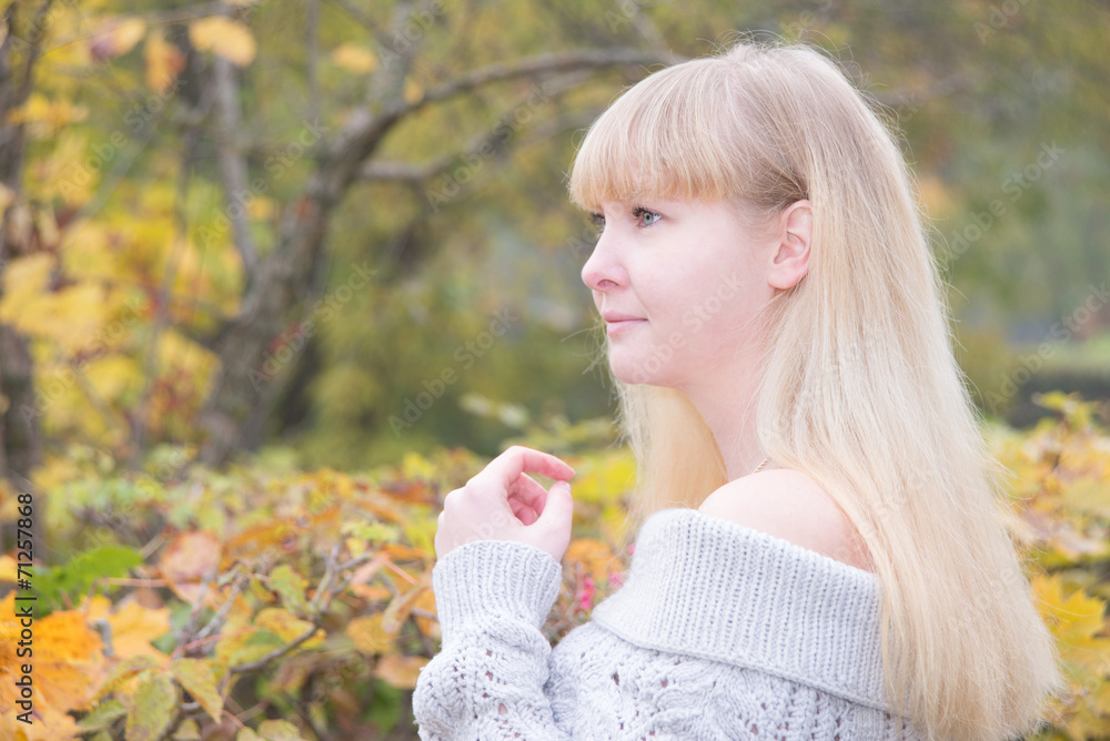 Blonde girl  in the autumn park