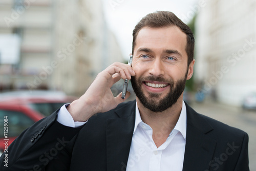 geschäftsmann telefoniert unterwegs mit dem handy