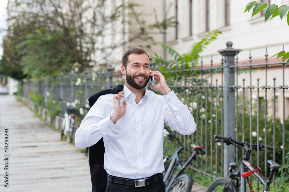 lächelnder mann telefoniert in der stadt lächelnder mann telefoniert in der stadt