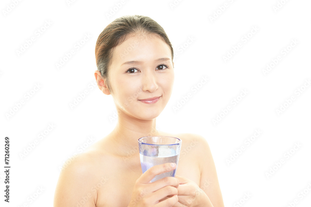 ボディーケアをする女性 ボディーケアをする女性