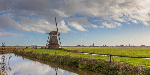 Photo Wooden wind mill in a Dutch polder