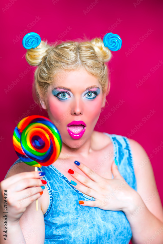 Blonde Schönheit mit Lollipops in der Hand