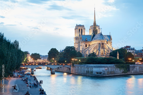 Notre Dame de Paris o zmierzchu, ludzie w dokach