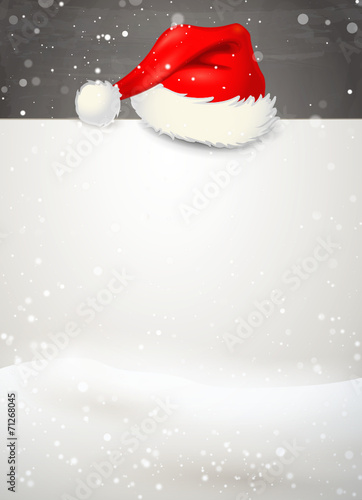 Schild mit Nikolaus-Mütze im Schnee