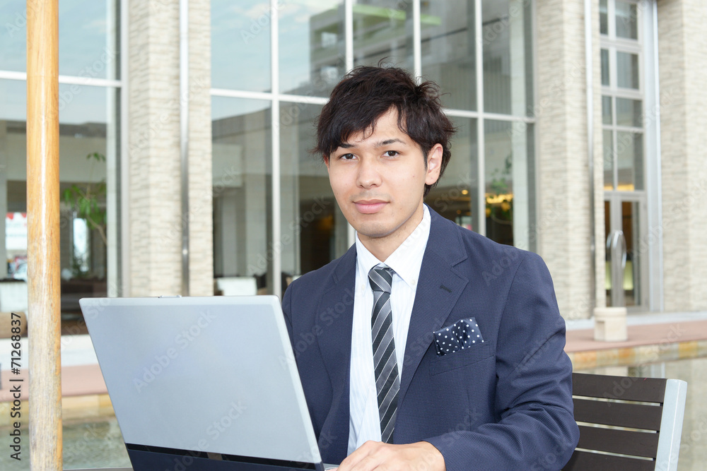 PCで仕事中の男性