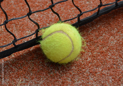 Piłka tenisowa na korcie