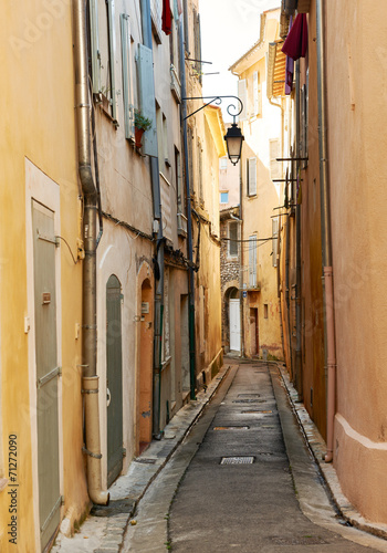 Street in old Aix en Provnece © ecobo