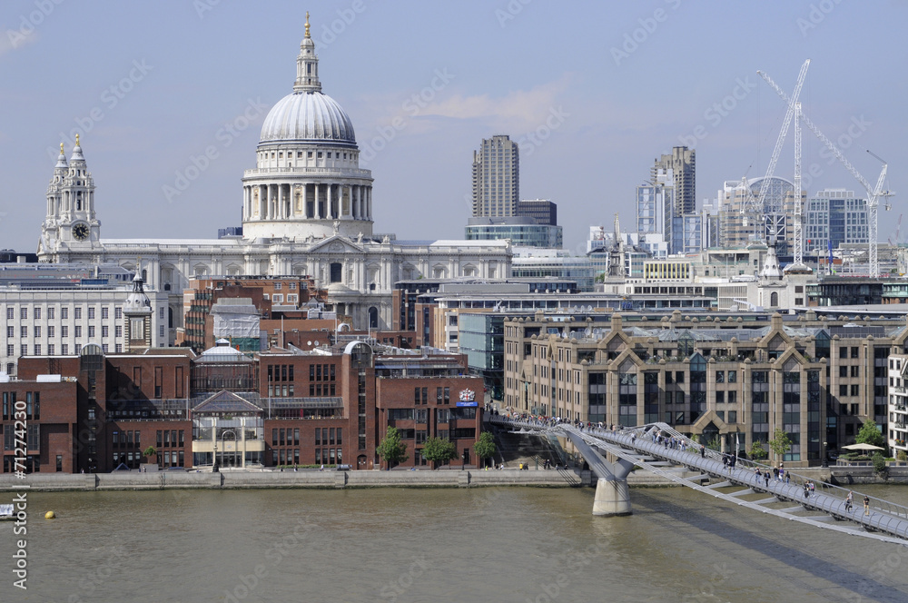 London  St. Pauls Cathedral und Millenium Bridge