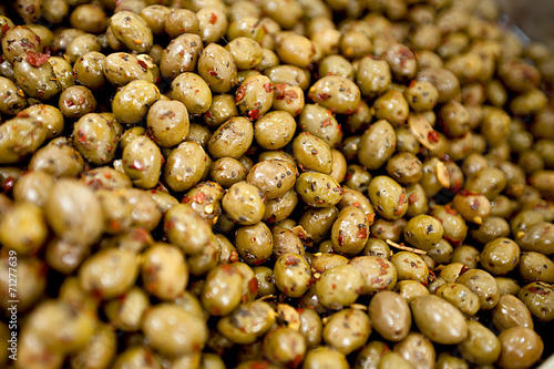 Olive verdi sott'olio al mercato