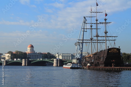 корабль на реке Нева