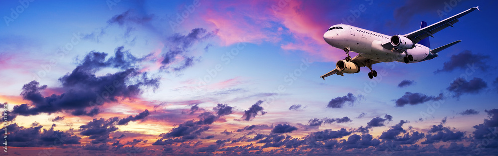 Naklejka premium Samolot odrzutowy w spektakularnym niebie zachód słońca