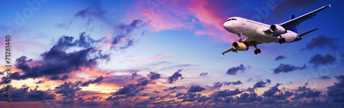 Fototapeta samoprzylepna Odrzutowy samolot w spektakularnym zmierzchu niebie