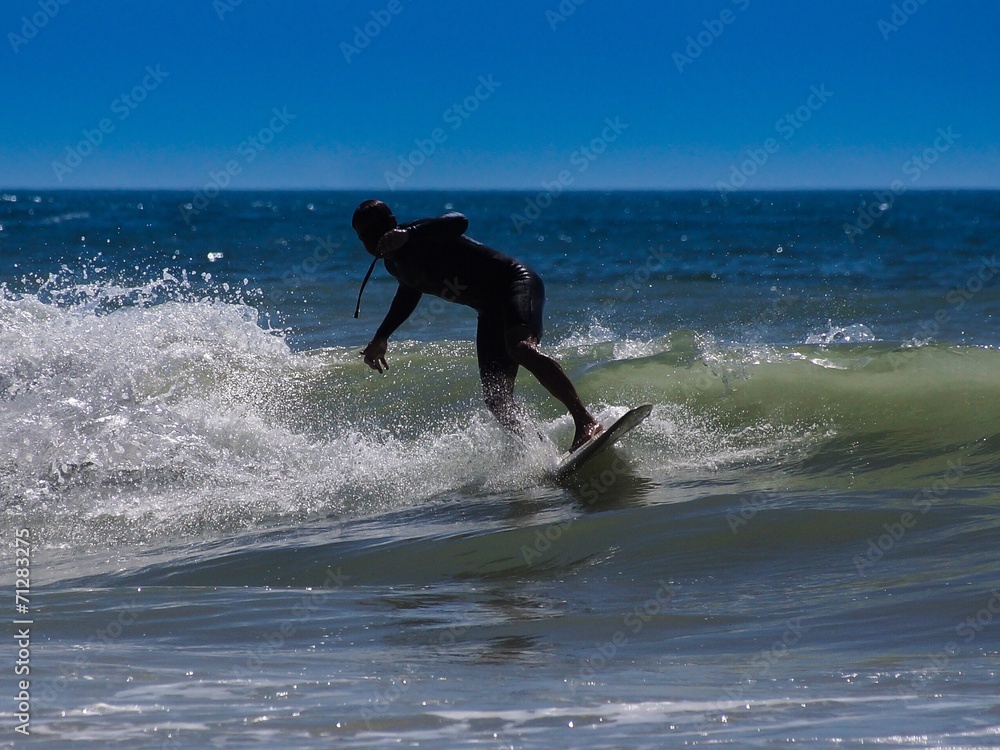 Wellenreiter surft seine Welle