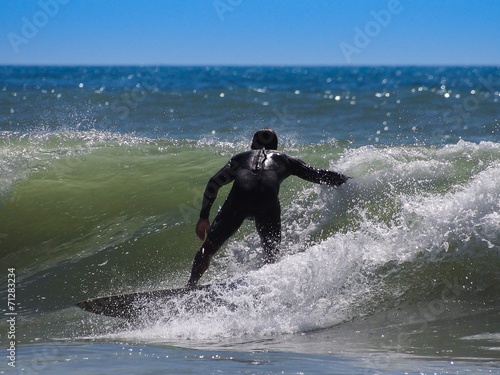 Surfer hält sich an Welle fest