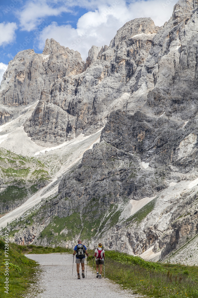 Dolomite: walking between the majesty of the mountains
