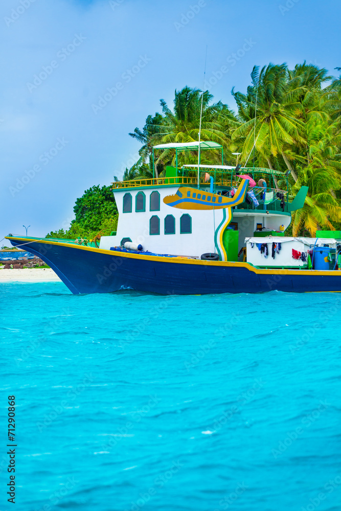 Fototapeta premium Rest in Paradise - Malediven - Buntes Boot auf dem Meer