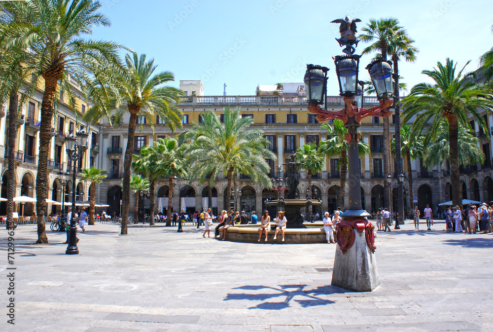 Fototapeta premium Plaza Real to plac w Dzielnicy Gotyckiej w Barcelonie w Hiszpanii