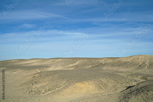 Egipcjanin pustynia i niebieskie niebo.