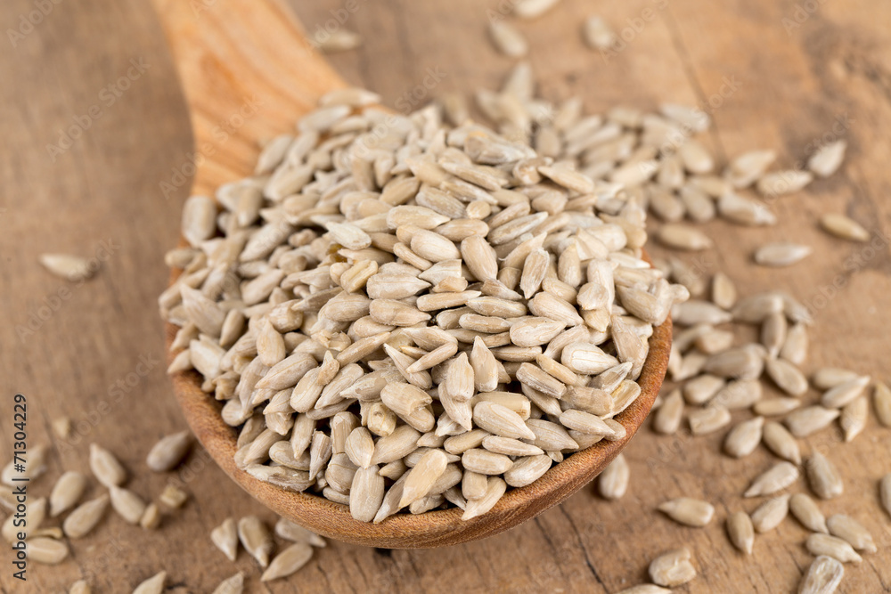 Obraz premium sunflower seeds in a wooden spoon