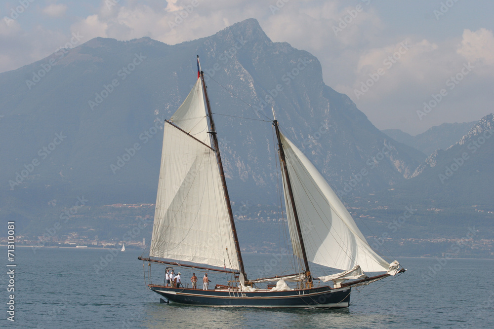 Veliero storico sul lago di Garda