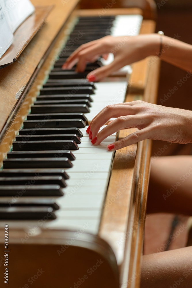 Fototapeta premium Female piano player