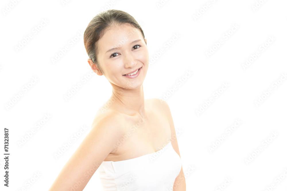 スキンケアをする女性 スキンケアをする女性