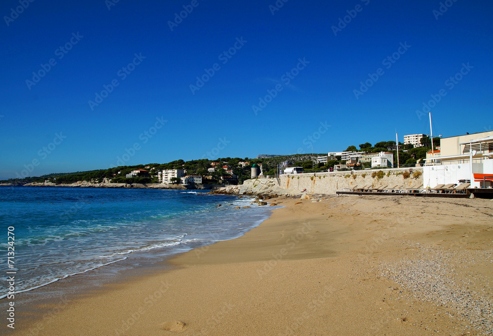 Meeresblau und Himmelblau am Strand