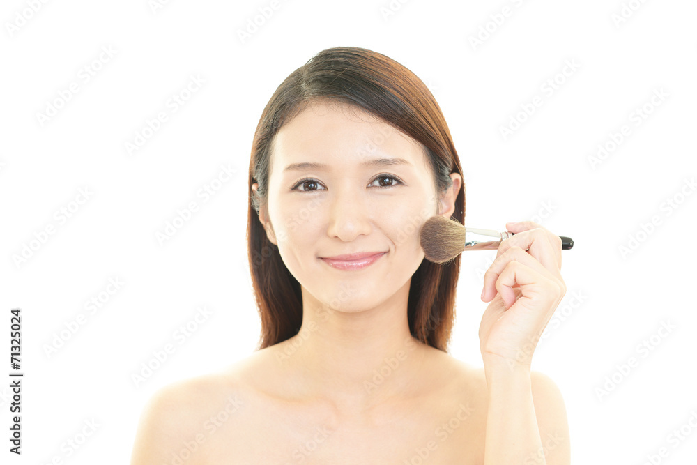 メイクアップをする女性 メイクアップをする女性