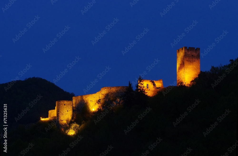 Fototapeta premium Spitz Ruine Hinterhaus Nacht 01