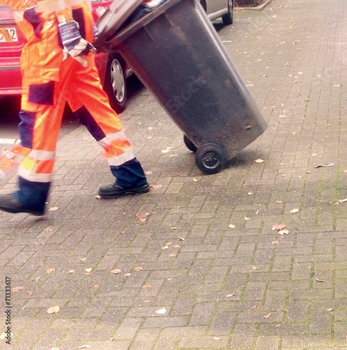 Arbeiter mit Mülltonne