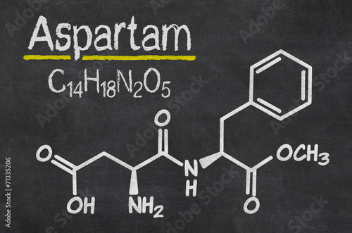 Schiefertafel mit der chemischen Formel von Aspartam photo