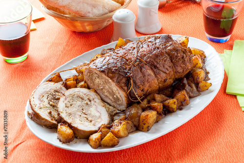 Fesa di tacchino ripiena al forno con patate e cipolline