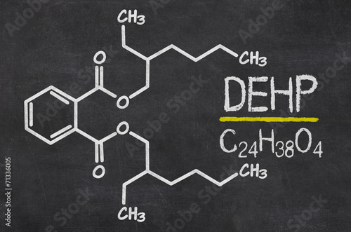 Schiefertafel mit der chemischen Formel von DEHP