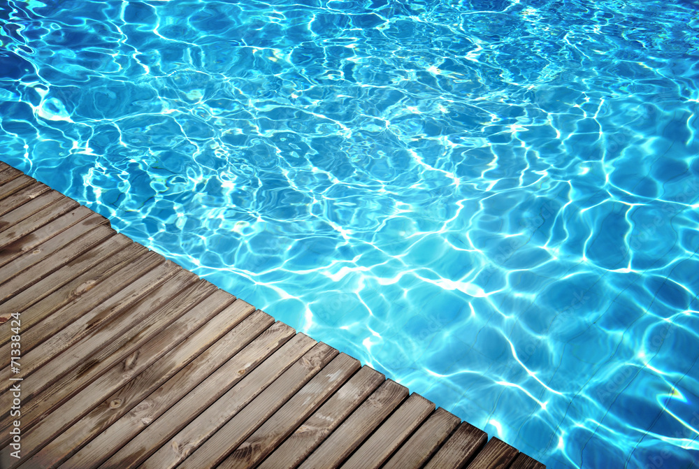 Wasseroberfläche Schwimmbecken klares blaues Wasser mit Steg