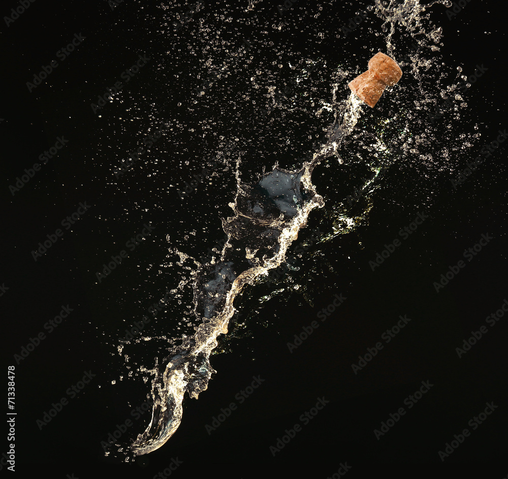 Champagne splashes with cork on black background - obrazy, fototapety, plakaty 