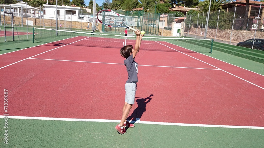 Niños jugando al tenis