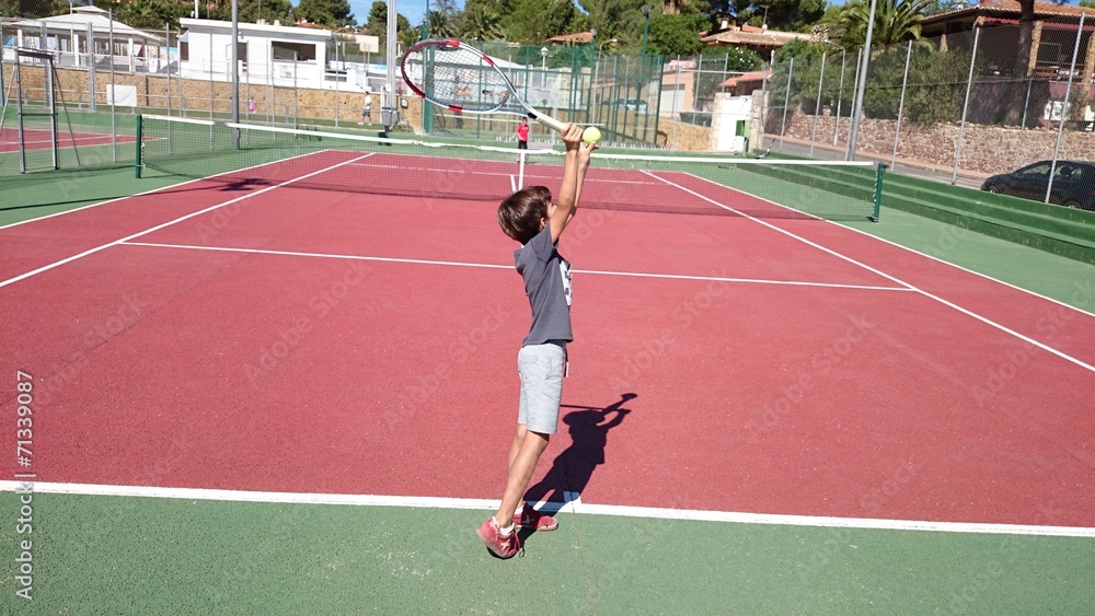 Obraz premium Niños jugando al tenis