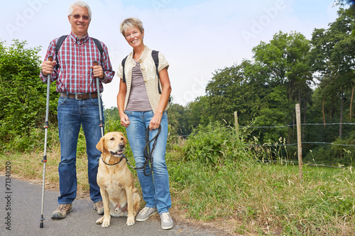 Senioren wandern mit Labrador Retriever
