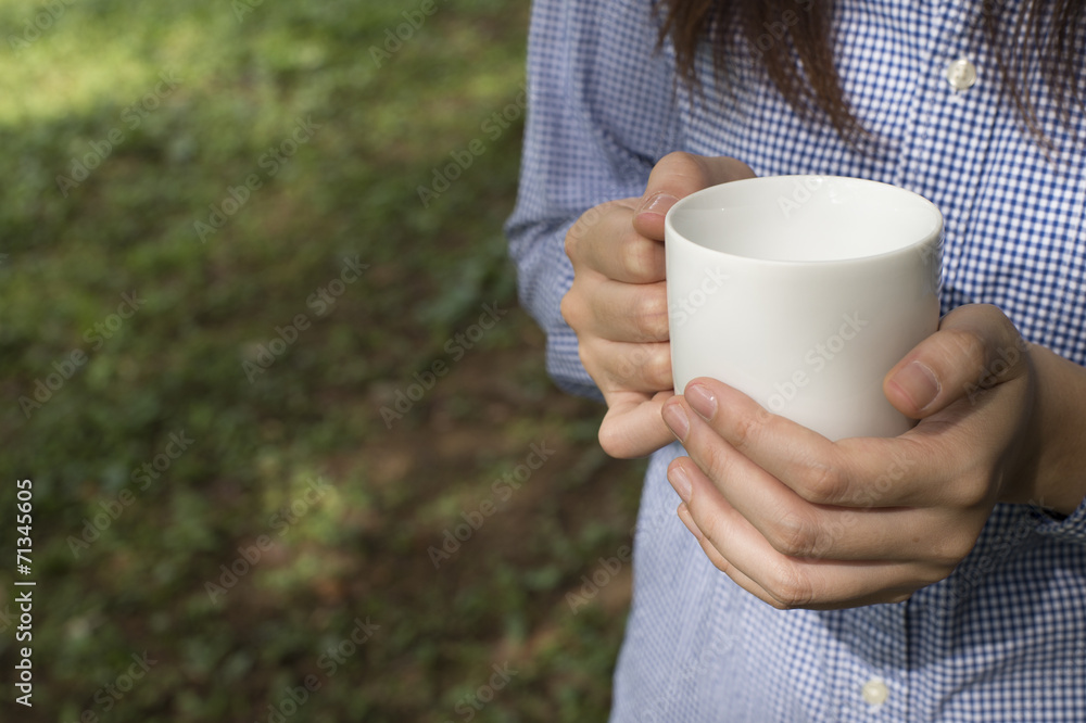 Young women who have both hands and mug Young women who have both hands and mug