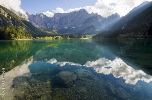 Laghi di Fusine,panorama górskiego jeziora w Alpach włoskich © Mike Mareen