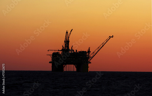 Obraz na plátně Oil platform silhouette, gulf of Mexico