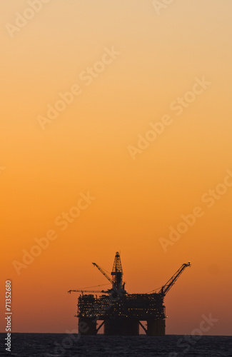 Billede på lærred Oil platform silhouette in gulf of mexico