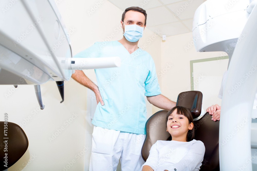 Obraz premium Mała dziewczynka u dentysty