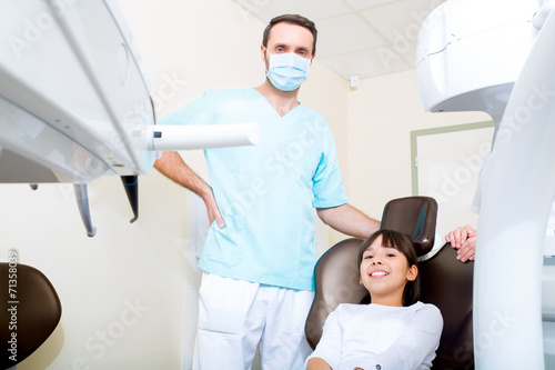 Kleines M  dchen beim Zahnarzt
