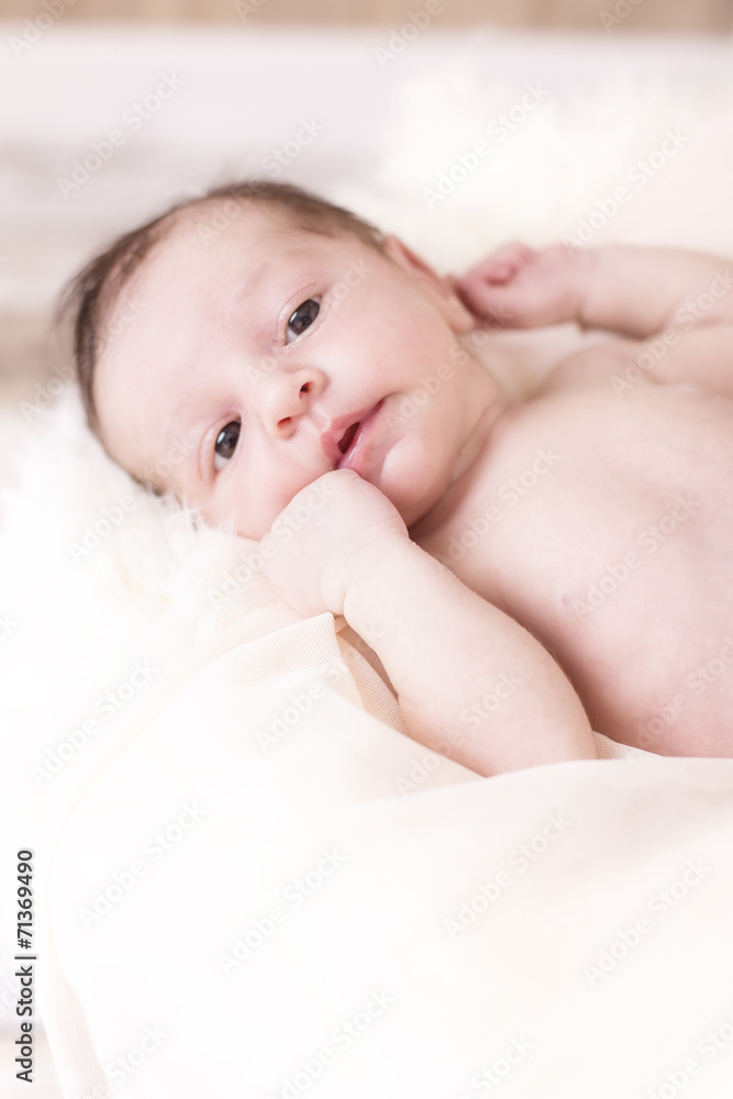 Newborn Kleine Prinzessin in einem Korb wach Newborn Kleine Prinzessin in einem Korb wach
