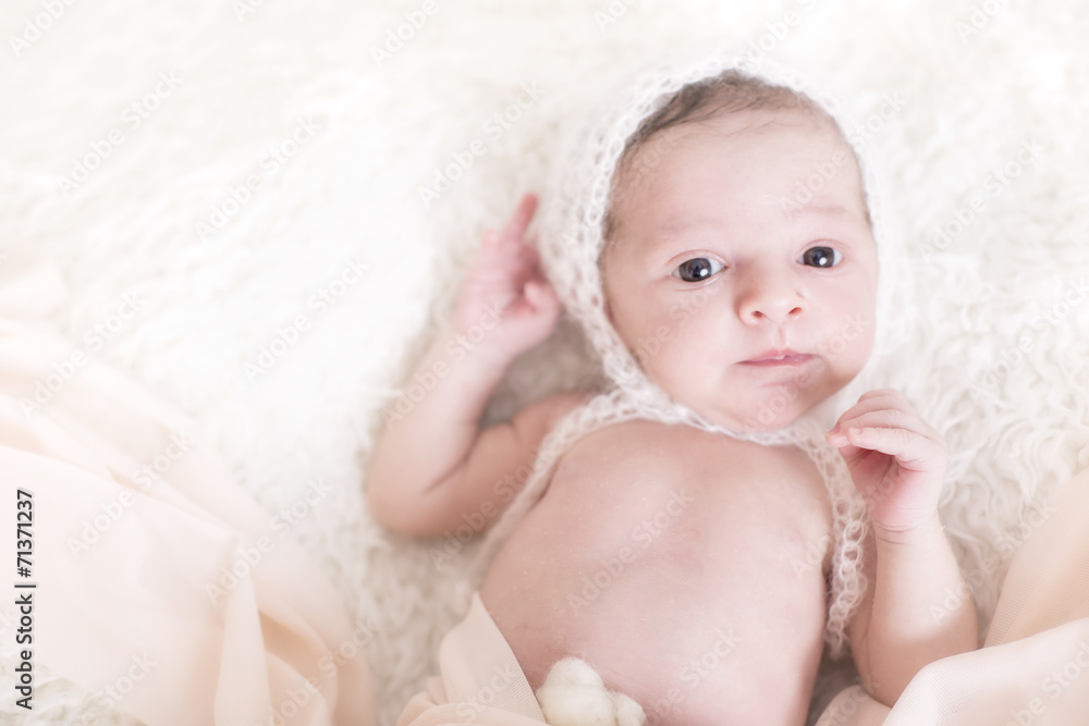 Newborn Kleine Prinzessin wach mit Mütze Newborn Kleine Prinzessin wach mit Mütze