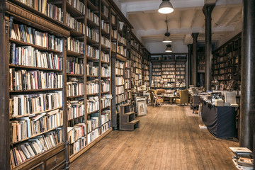 Fototapete Südamerika Antiquarische Buchhandlung mit alten Büchern  © Kseniya Ragozina