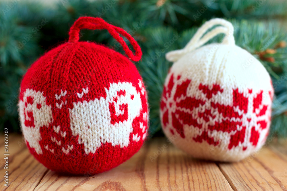Knitted balls for new-year tree decoration