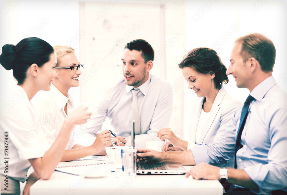 Obraz premium business team having meeting in office